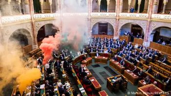 В Угорщині схвалили зміни до Конституції, спрямовані проти ЛГБТ